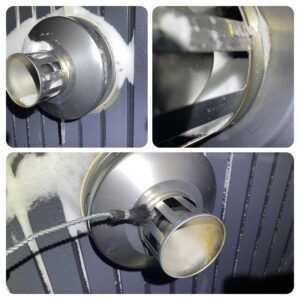 外の給排気トップを点検。一見綺麗に見えるが奥が怪しい。