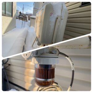 灯油タンク下のストレーナーに空気が混入している様子