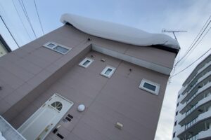 札幌 便利屋七道 豊平区平岸の玄関上にできた巨大な雪庇のビフォー写真