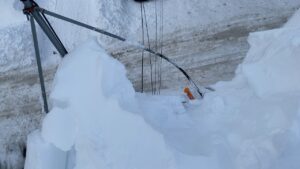 雪の圧力で無残に曲がってしまった金属製のテレビアンテナ