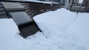 札幌 便利屋七道 天窓から雪がずり落ちている様子。雪の移動がわかる写真