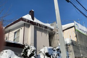 傾斜の屋根の雪下ろしと雪庇落とし