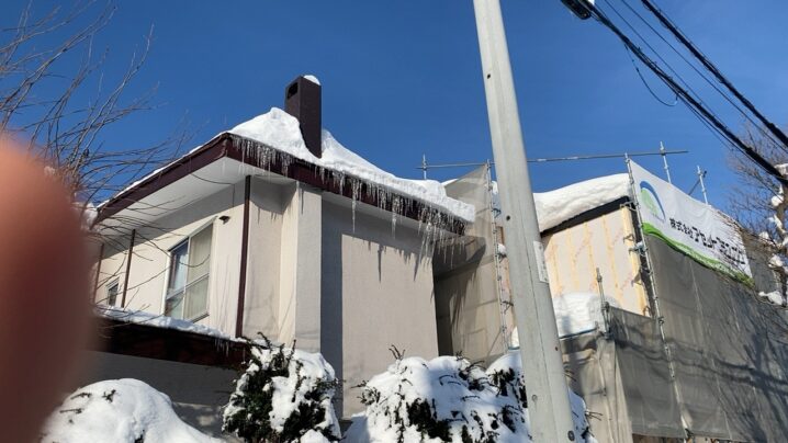 傾斜の屋根の雪下ろしと雪庇落とし