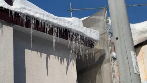 氷の層が重なり今にも落ちそうな雪庇のアップ写真