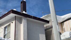 雪と氷を綺麗に下ろし終わり安全になった屋根の写真