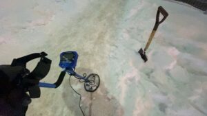 すすきのの夜の街でGPSを頼りにスマートフォンを捜索する様子