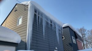 大量の氷柱ができた屋根