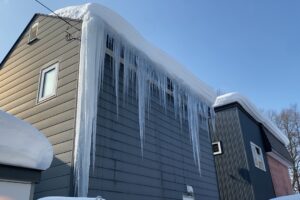 大量の氷柱ができた屋根