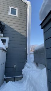 清田区里塚の屋根から地面まで繋がった巨大なつららの全景