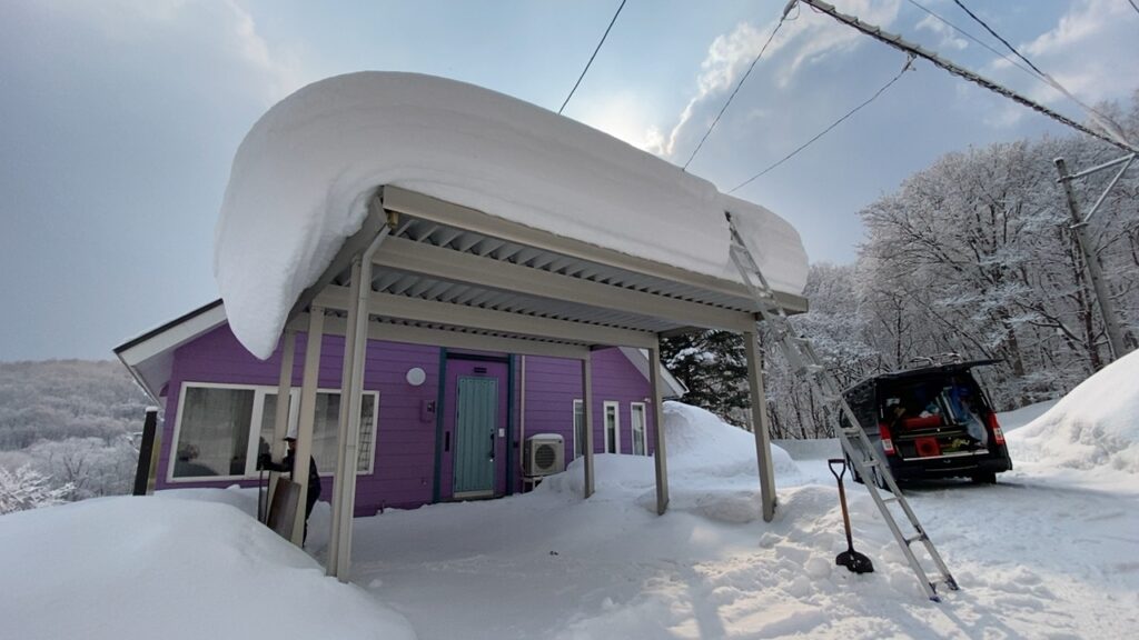 小樽市にて1メートル以上積もったカーポートの雪下ろし作業前の様子