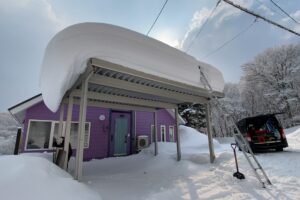 小樽市にて1メートル以上積もったカーポートの雪下ろし作業前の様子
