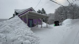 全ての雪を下ろし倒壊の危険がなくなったカーポート