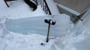 倒した後の巨大氷柱。ハンマーと比べるとその巨大さがわかる。