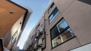 東区マンションの屋根にせり出した巨大な雪庇の様子