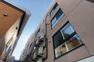 東区マンションの屋根にせり出した巨大な雪庇の様子