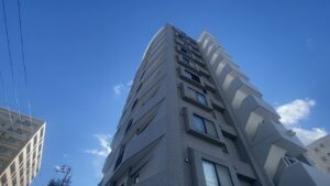 マンション全体を引きで撮影した写真。高さがあり雪庇が小さく見えるが実際は巨大