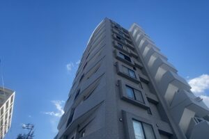 マンション全体を引きで撮影した写真。高さがあり雪庇が小さく見えるが実際は巨大