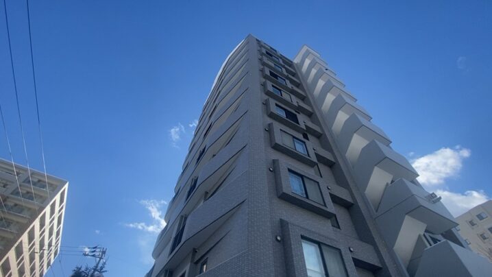 マンション全体を引きで撮影した写真。高さがあり雪庇が小さく見えるが実際は巨大