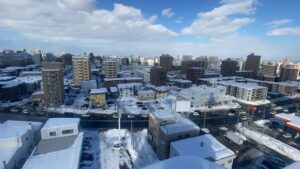 10階建てマンション屋上からの景色。周囲の建物が低く見えるほどの高さ