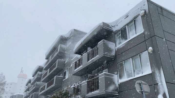 作業前の雪庇。吹雪で視界が悪く、雪が舞っているのがわかる