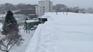 雪庇除去後のアフター写真。屋根の縁までごっそりと雪を取り除いた