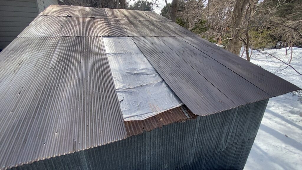 トタンが1枚剥がれて下地が見えている屋根の状態