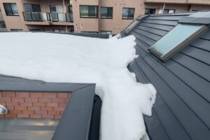 屋根に上がった直後の様子。雪解けは進んでいるが、まだかなりの雪が残っている