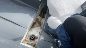 スノーダクト内のドレン排水口。詰まりはなく綺麗に流れている