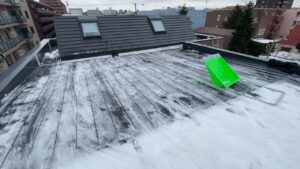 雪下ろし完了後の屋根。板金が露出し、水が溜まる心配がなくなった