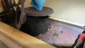 ストーブの上蓋を持ち上げた瞬間の写真。モコモコとした大量のススが確認できる