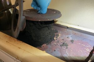 ストーブの上蓋を持ち上げた瞬間の写真。モコモコとした大量のススが確認できる