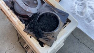 煙突を外した瞬間に溢れ出してきたススの様子