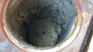 ストーブ内部。何が何だかわからないほどススが詰まっている様子