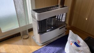 集合煙突に接続された煙突式ストーブ。取り外しの際はススの飛散に注意が必要