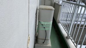 バルコニーに設置された90Lの灯油タンク