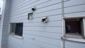 落雪で粉々になった交換前の換気フード