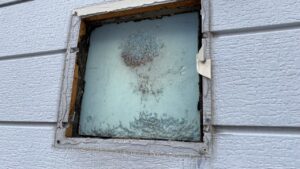 内側が断熱材で封鎖されている換気口の様子