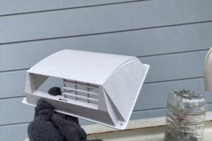 プラスチックフードの網をカットして穴を開けた様子