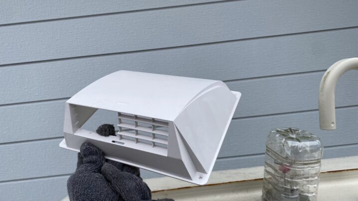 プラスチックフードの網をカットして穴を開けた様子