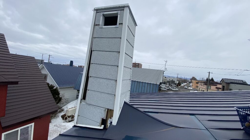 サイディングが大きくずれて浮き上がっている作業前の様子