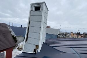 サイディングが大きくずれて浮き上がっている作業前の様子