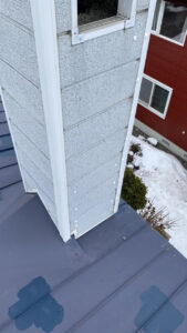 修理完了後の集合煙突。ビスにコーキング処理が施されている