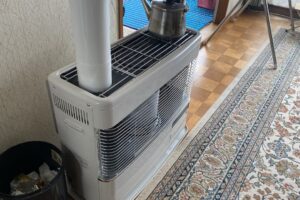 スズメ救助のために外された煙突式ストーブ