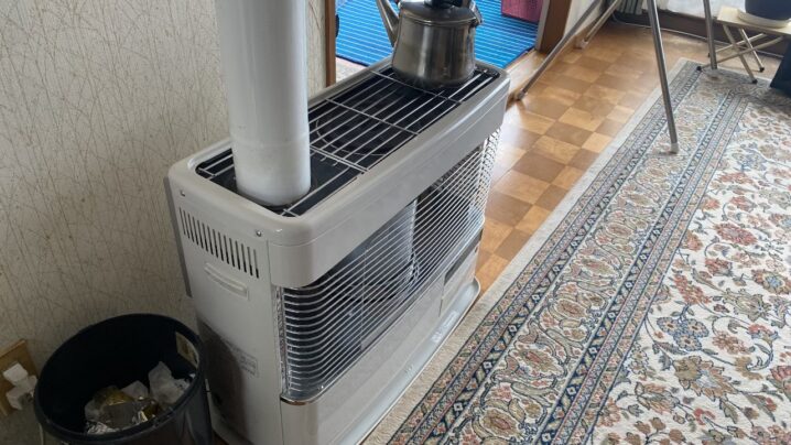 スズメ救助のために外された煙突式ストーブ