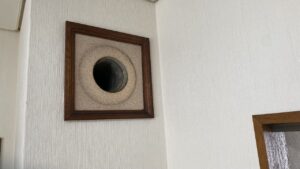 煙突の接続口を点検している様子