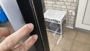 パッキンが痩せてしまい、ガラスとサッシの間に隙間ができている様子