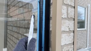 コーキング後にヘラで均している様子