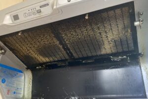 油汚れが激しい換気扇の金属フィルター