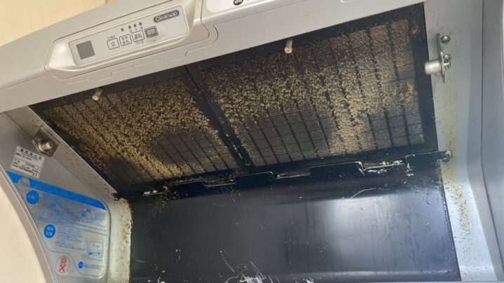 油汚れが激しい換気扇の金属フィルター