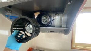 シロッコファンを取り外している様子